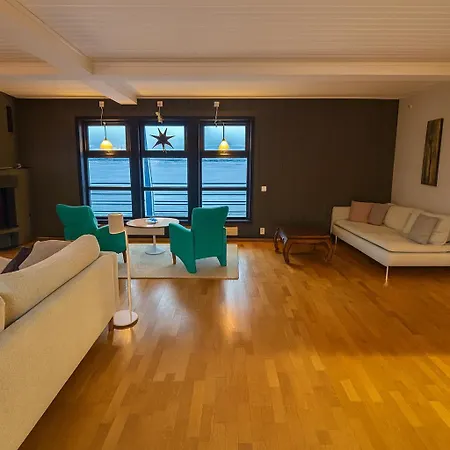 Alloggio in famiglia In Spaceious With Seaview In Center Kirkenes